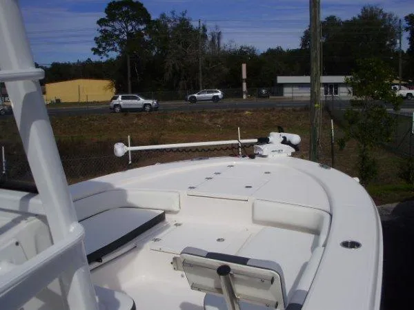 Slide: The Image of Robalo 246SD 2023 - 8