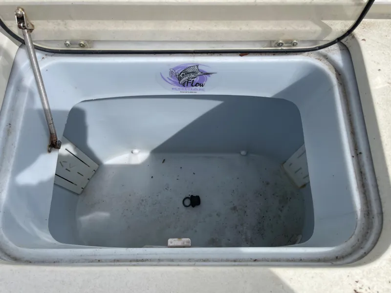 Slide: The Image of Livewell compartment of a 2009 Hydra-Sports 2900 CC boat. - 18