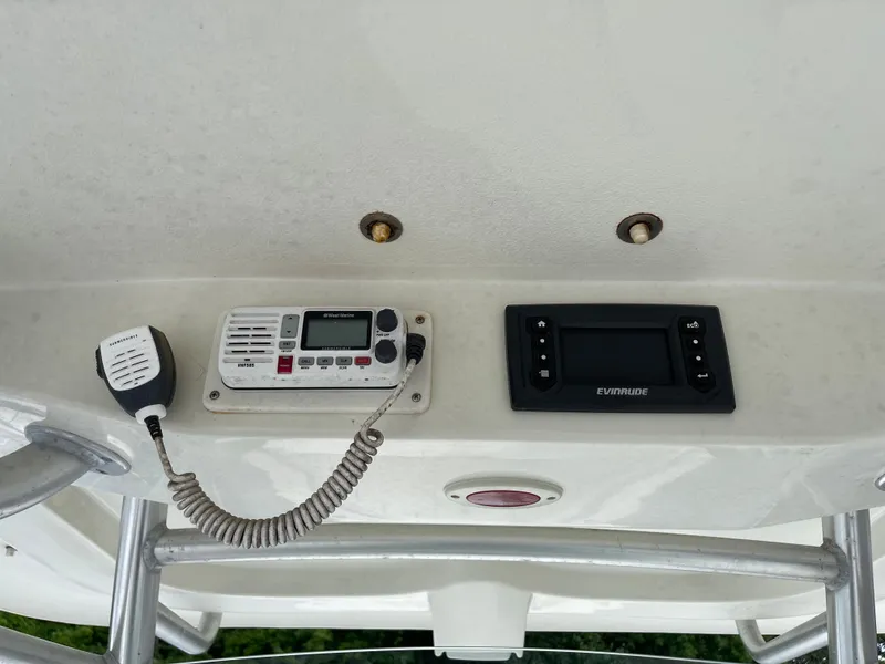 Slide: The Image of 2009 Hydra-Sports 2900 CC boat console with radio and Evermarine display. - 28