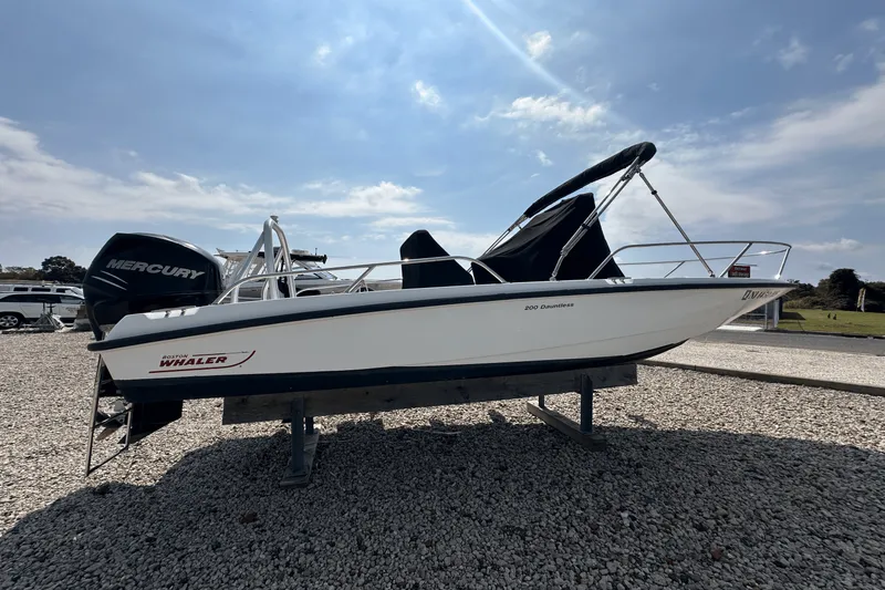 Slide: The Image of Boston Whaler 200 DAUNTLESS 2012 - 1