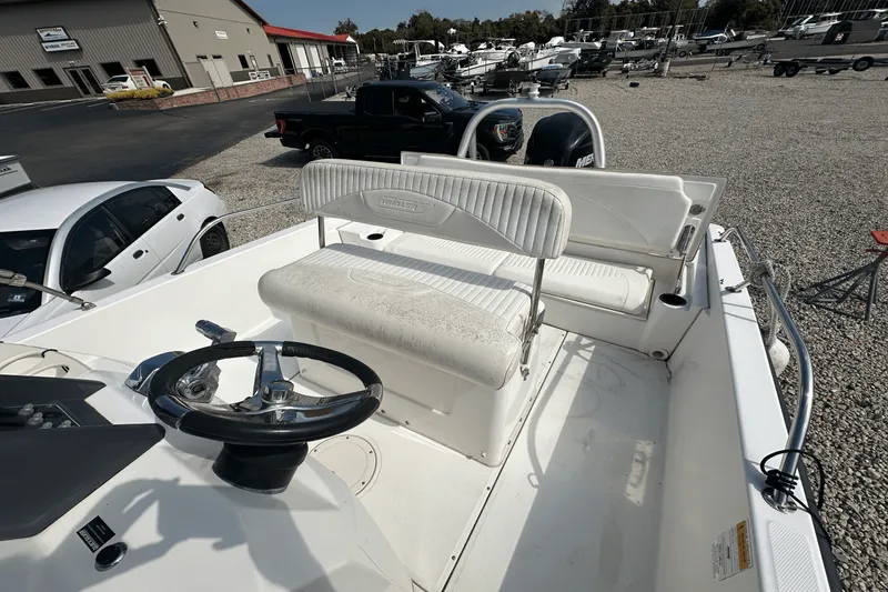 Slide: The Image of Boston Whaler 200 DAUNTLESS 2012 - 10