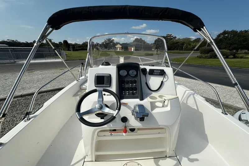 Slide: The Image of Boston Whaler 200 DAUNTLESS 2012 - 11