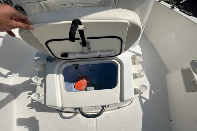 Slide: The Image of Boston Whaler 200 DAUNTLESS 2012 - 16