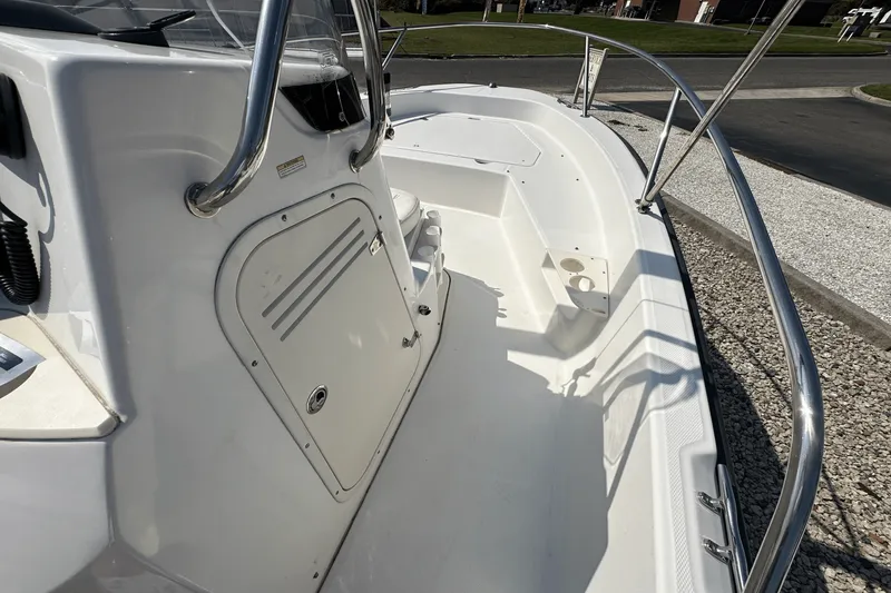 Slide: The Image of Boston Whaler 200 DAUNTLESS 2012 - 17