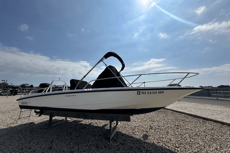 Slide: The Image of Boston Whaler 200 DAUNTLESS 2012 - 2