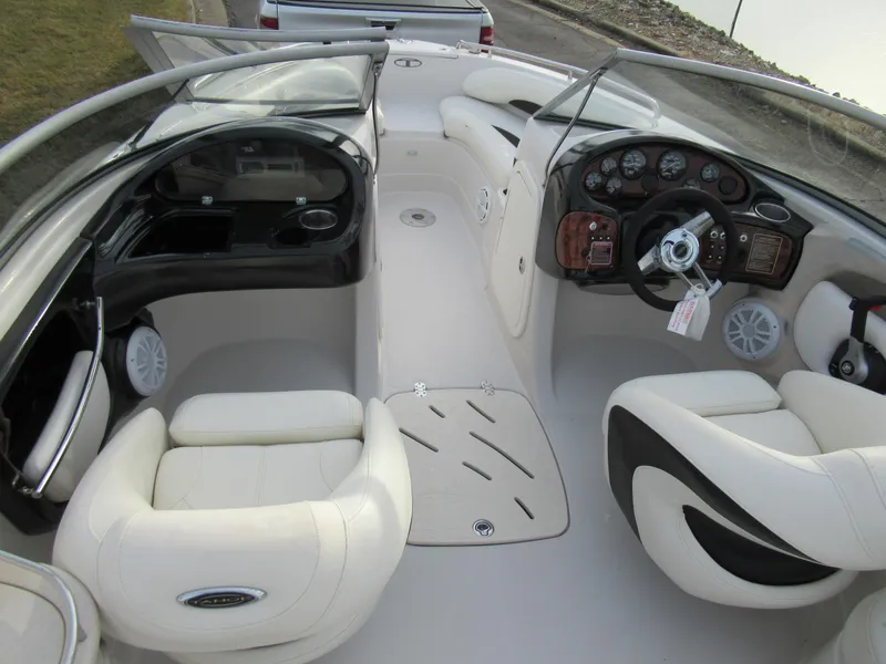 Slide: The Image of 2007 Tahoe Q8i boat interior with white leather seats and modern dashboard. - 11