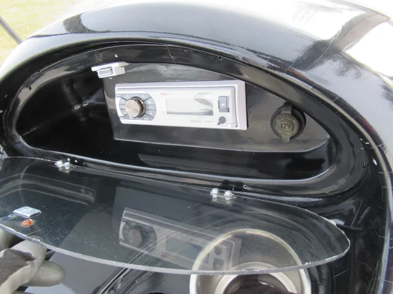 Slide: The Image of 2007 Tahoe Q8i boat dashboard with stereo system and 12V outlet. - 15