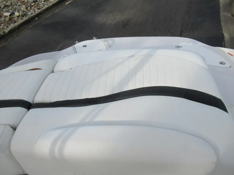 Slide: The Image of 2007 Tahoe Q8i boat with white leather seating. - 26