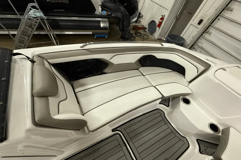 Slide: The Image of Yamaha 212 LIMITED S 2018 - 14