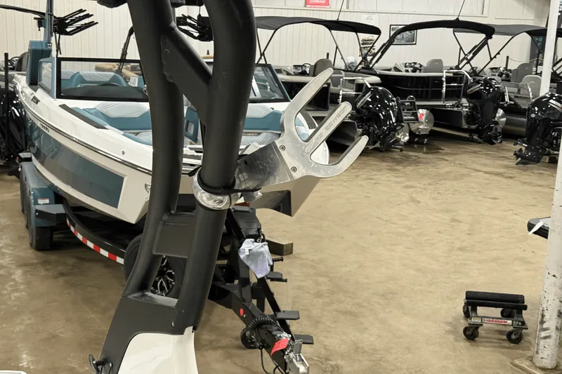 Slide: The Image of Yamaha 212 LIMITED S 2018 - 19