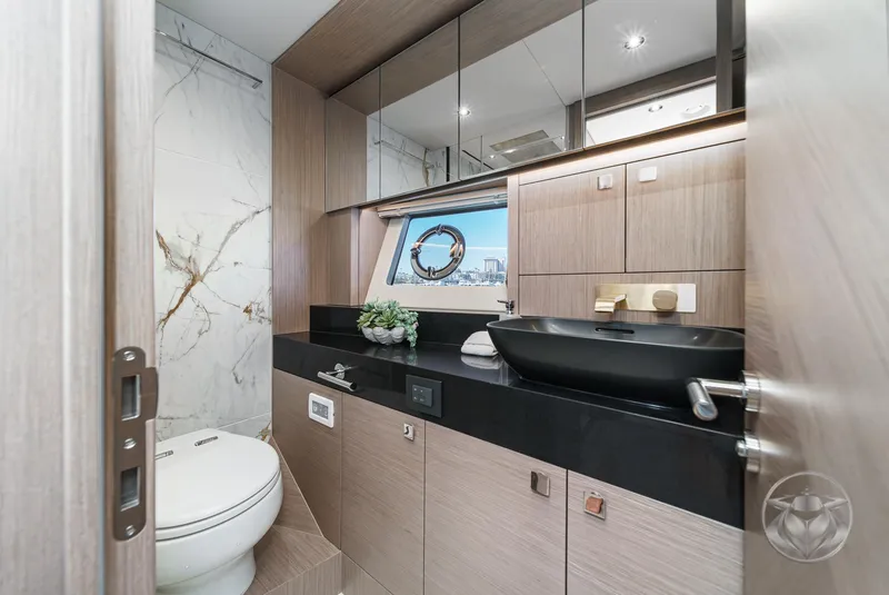 Slide: The Image of Sunseeker Manhattan 68 2025 - 55