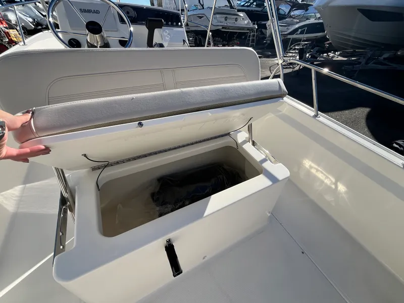 Slide: The Image of Boston Whaler 170 Montauk 2026 - 10
