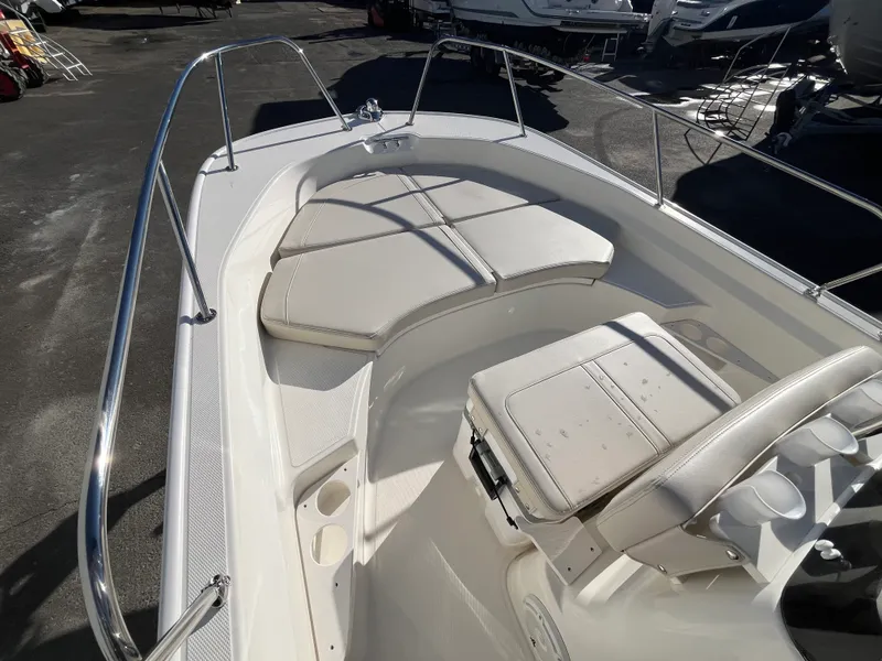 Slide: The Image of Boston Whaler 170 Montauk 2026 - 14