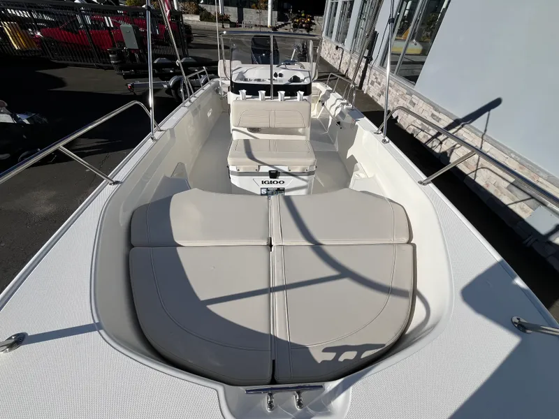 Slide: The Image of Boston Whaler 170 Montauk 2026 - 3