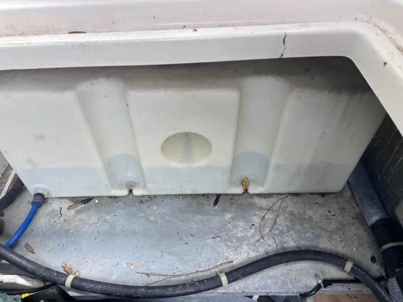 Slide: The Image of Water tank and hoses in a 2005 Maxum 2500 SCR boat. - 16