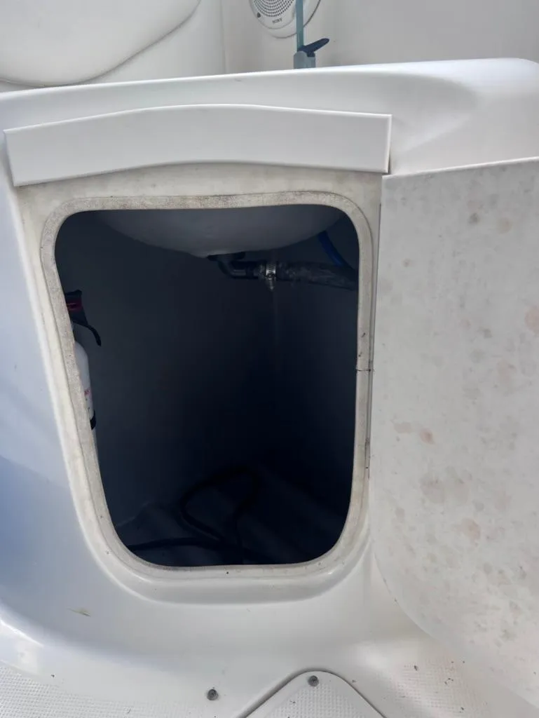 Slide: The Image of Open storage compartment on a 2005 Maxum 2500 SCR boat. - 18