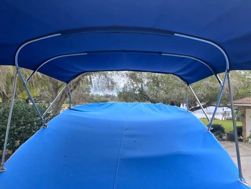Slide: The Image of 2005 Maxum 2500 SCR boat with blue canopy and cover. - 6