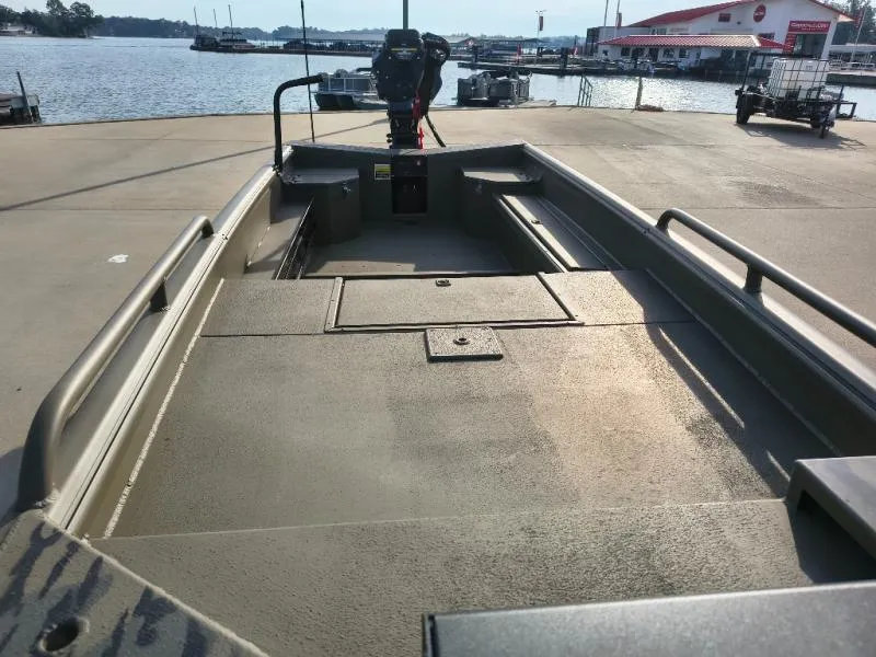 Slide: The Image of Gator-Tail Savage Mid Deck 17/50 2027 - 5