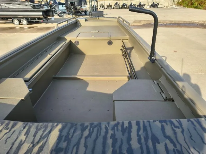 Slide: The Image of Gator-Tail Savage Mid Deck 17/50 2027 - 7
