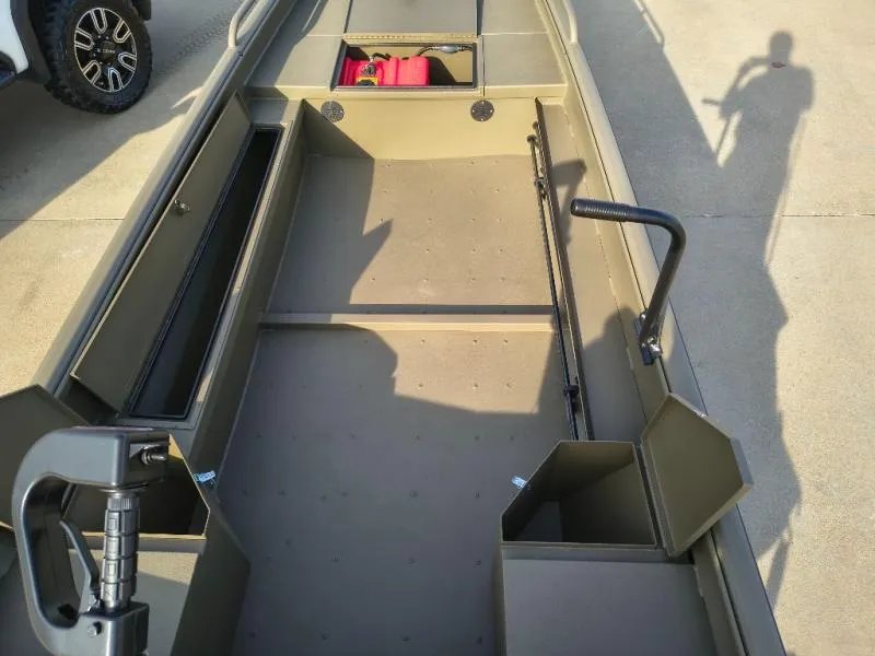 Slide: The Image of Gator-Tail Savage Mid Deck 17/50 2027 - 8