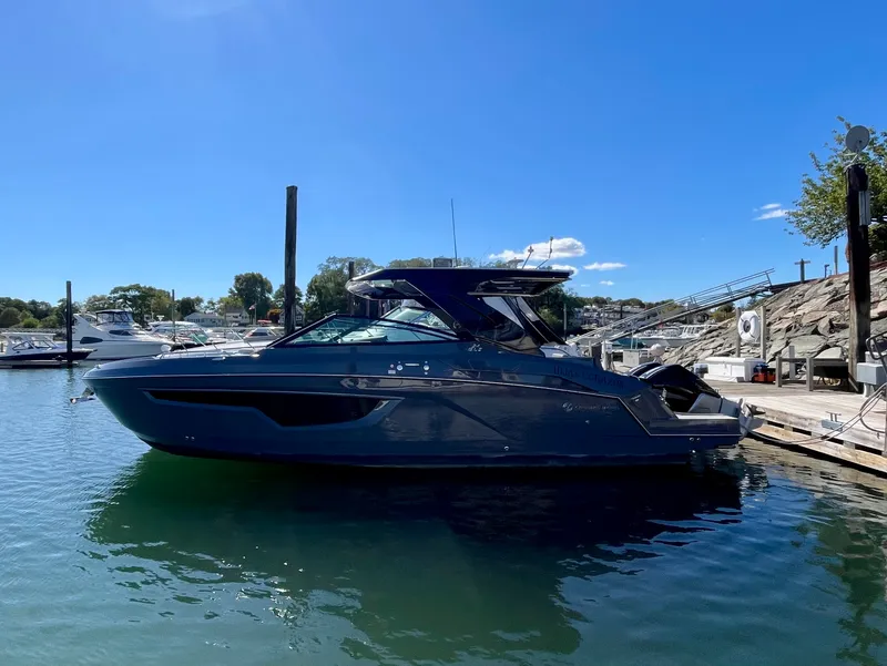 The Image of Cruisers 34 GLS South Beach Outboard 2023 - 0