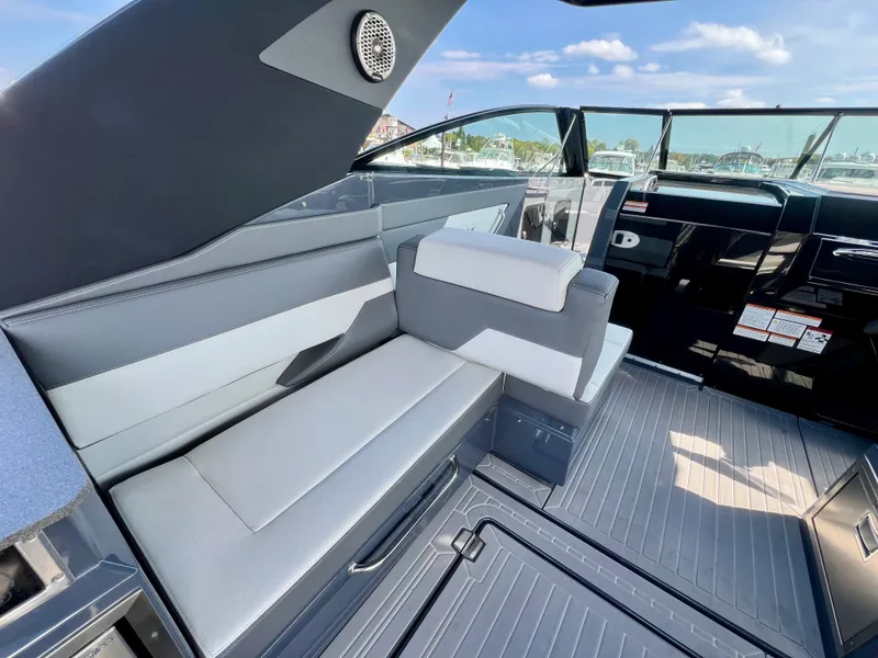 Slide: The Image of Cruisers 34 GLS South Beach Outboard 2023 - 10