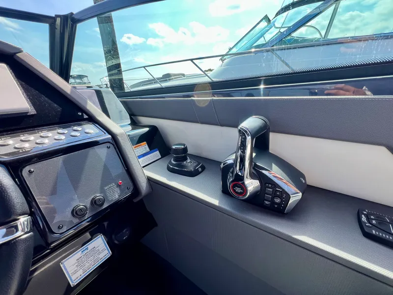 Slide: The Image of Cruisers 34 GLS South Beach Outboard 2023 - 12
