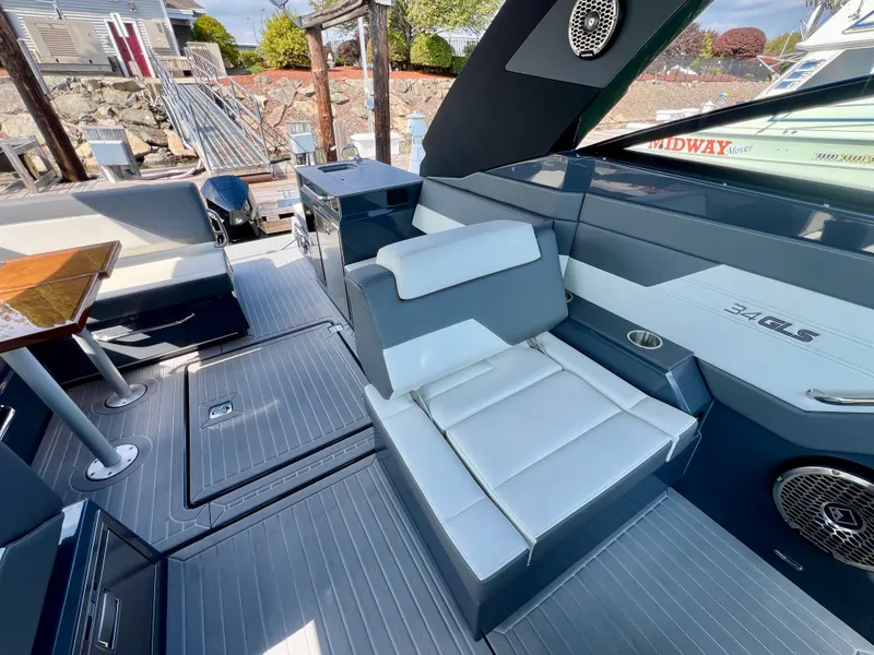 Slide: The Image of Cruisers 34 GLS South Beach Outboard 2023 - 14