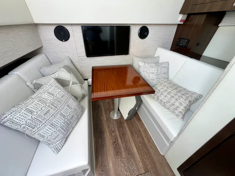 Slide: The Image of Cruisers 34 GLS South Beach Outboard 2023 - 15