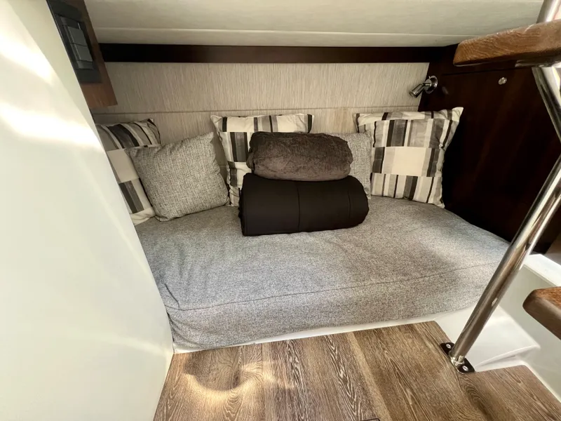 Slide: The Image of Cruisers 34 GLS South Beach Outboard 2023 - 16