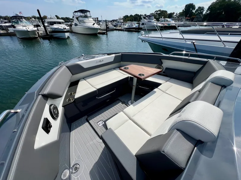 Slide: The Image of Cruisers 34 GLS South Beach Outboard 2023 - 18