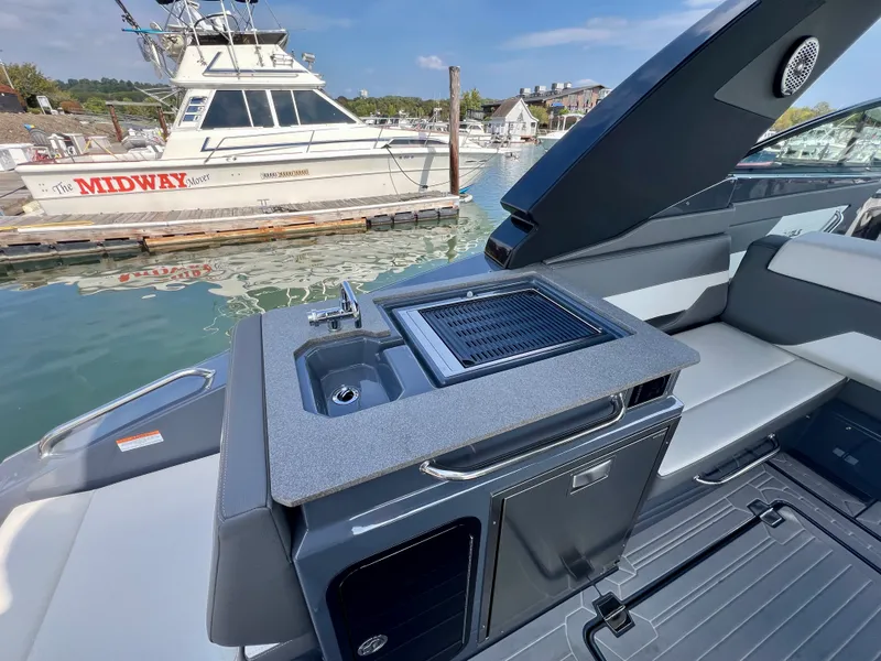 Slide: The Image of Cruisers 34 GLS South Beach Outboard 2023 - 8