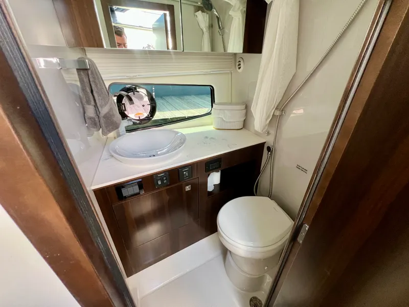 Slide: The Image of Cruisers Yachts 34 GLS South Beach Outboard 2023 - 17