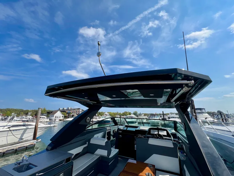 Slide: The Image of Cruisers Yachts 34 GLS South Beach Outboard 2023 - 6