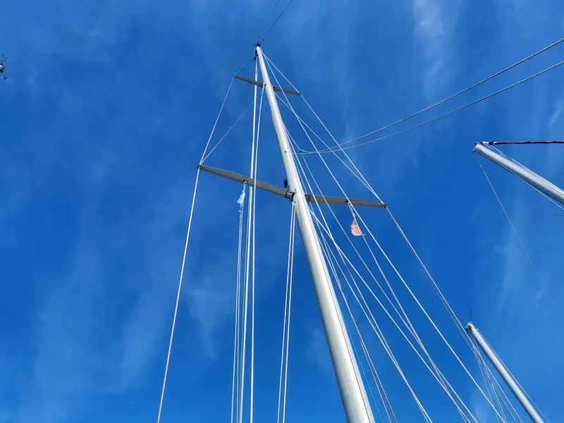 Slide: The Image of 1989 Granada 375 Atlantica sailboat mast against a clear blue sky. - 4