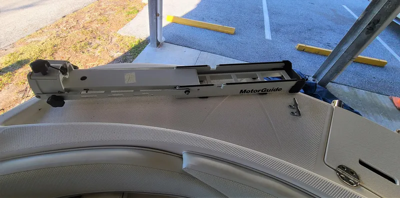 Slide: The Image of 2006 Bayliner 197 SD boat with MotorGuide trolling motor. - 11