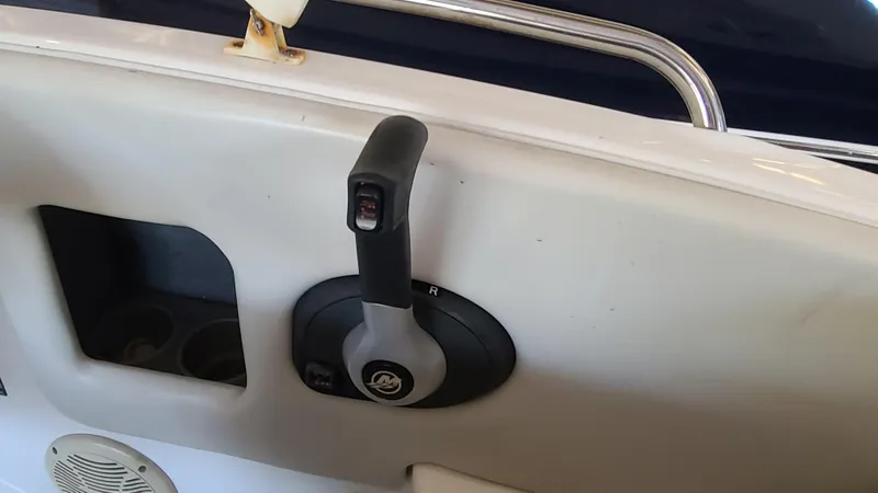 Slide: The Image of Throttle control of a 2006 Bayliner 197 SD boat. - 19