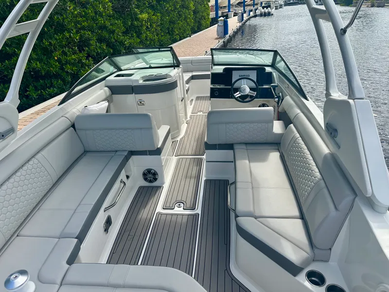Slide: The Image of Sea Ray 270 SDX OB 2024 - 12