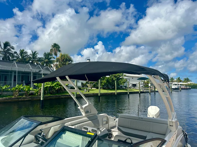 Slide: The Image of Sea Ray 270 SDX OB 2024 - 35