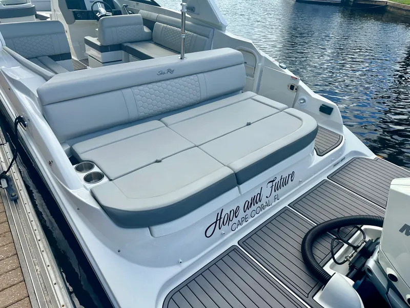 Slide: The Image of Sea Ray 270 SDX OB 2024 - 7
