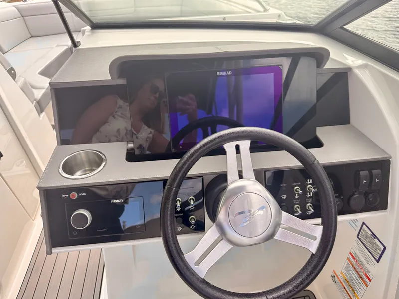 Slide: The Image of Sea Ray 270 SDX OB 2024 - 17