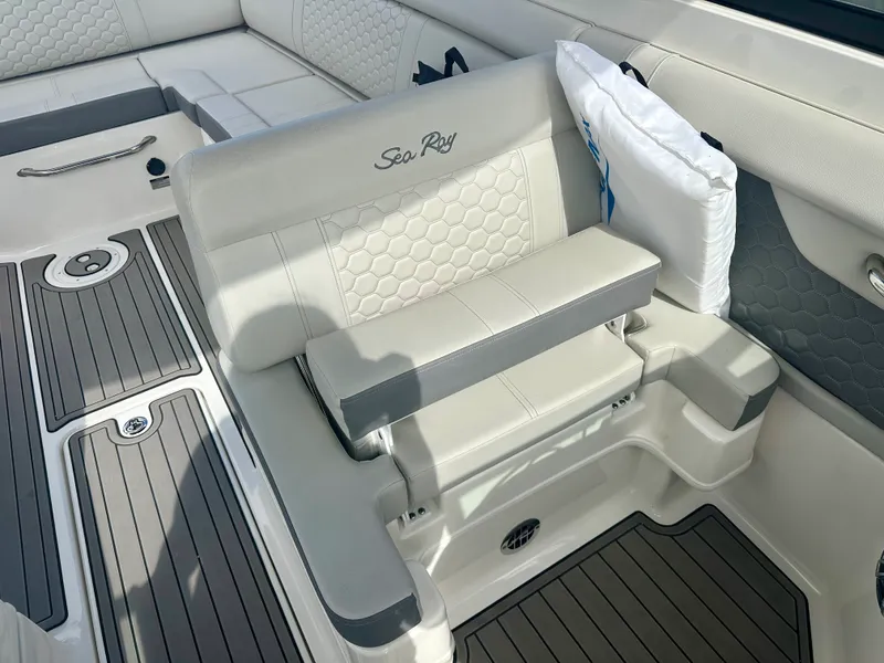Slide: The Image of Sea Ray 270 SDX OB 2024 - 20