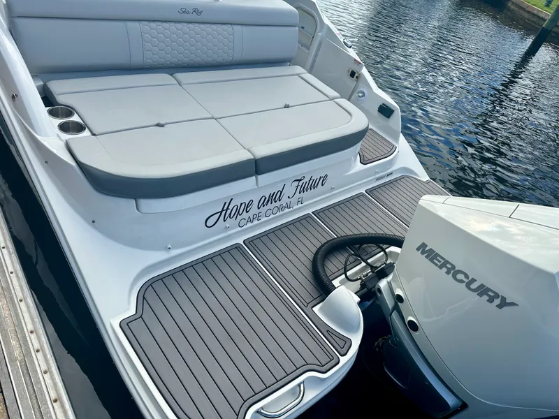 Slide: The Image of Sea Ray 270 SDX OB 2024 - 8