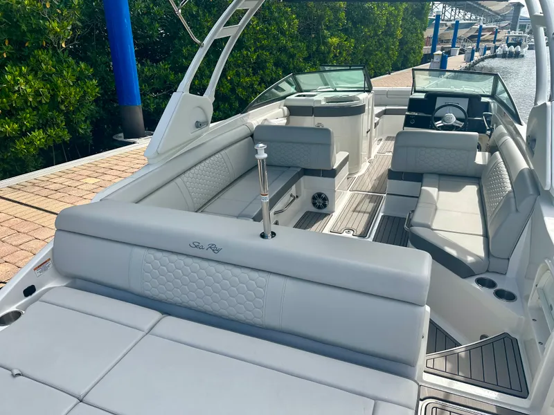 Slide: The Image of Sea Ray 270 SDX OB 2024 - 9