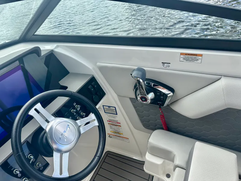 Slide: The Image of Sea Ray 270 SDX OB 2024 - 18