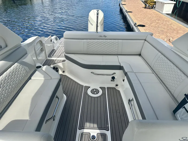Slide: The Image of Sea Ray 270 SDX OB 2024 - 14