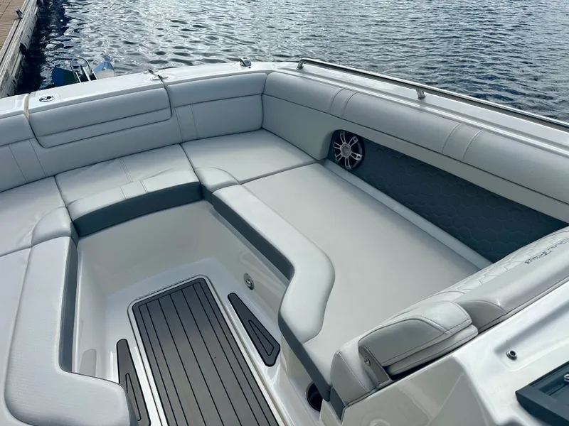 Slide: The Image of Sea Ray 270 SDX OB 2024 - 26