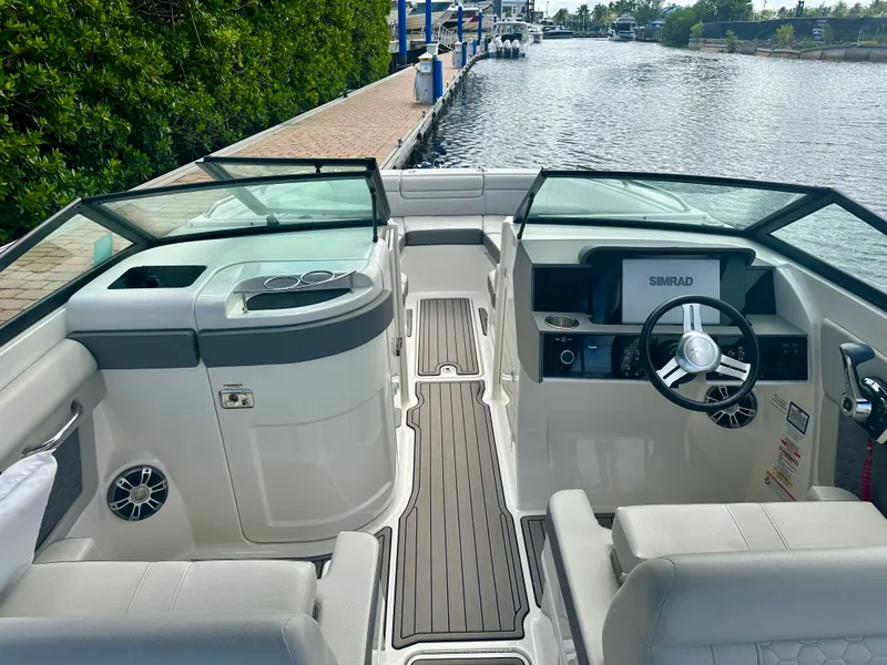 Slide: The Image of Sea Ray 270 SDX OB 2024 - 15
