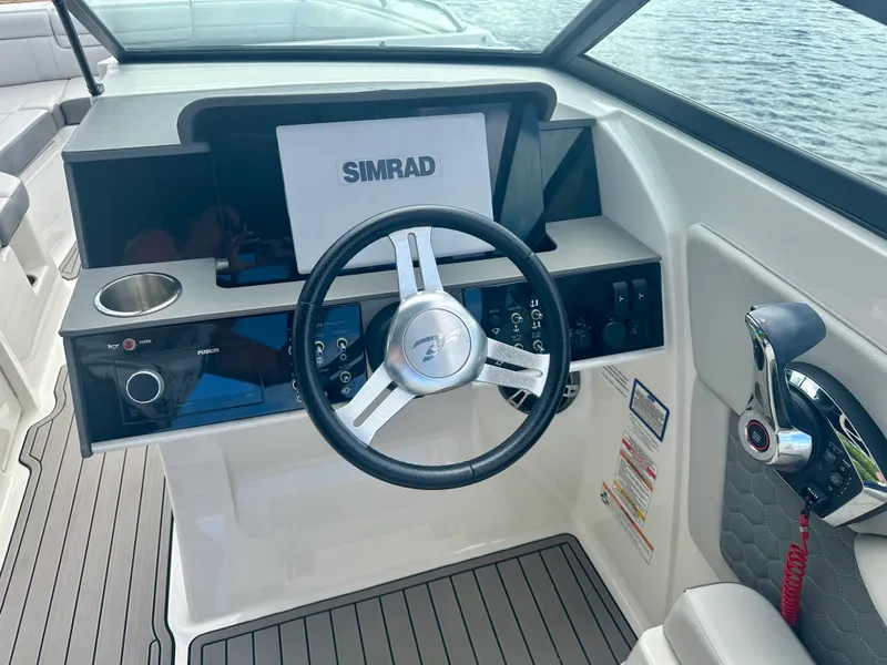 Slide: The Image of Sea Ray 270 SDX OB 2024 - 16