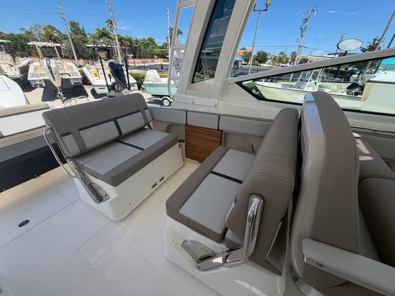 Slide: The Image of Boston Whaler 330 Vantage 2027 - 16